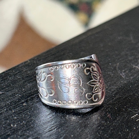 One a kind spoon ring engraved with flowers and the letter B - Picture 1 of 4